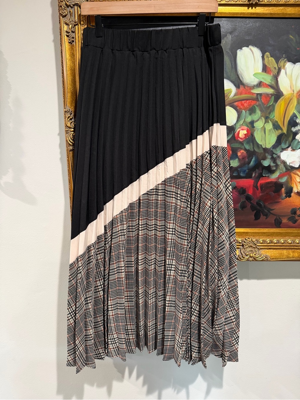 Gracia Pleated Diagonal Midi Skirt in Black, Cream & Plaid